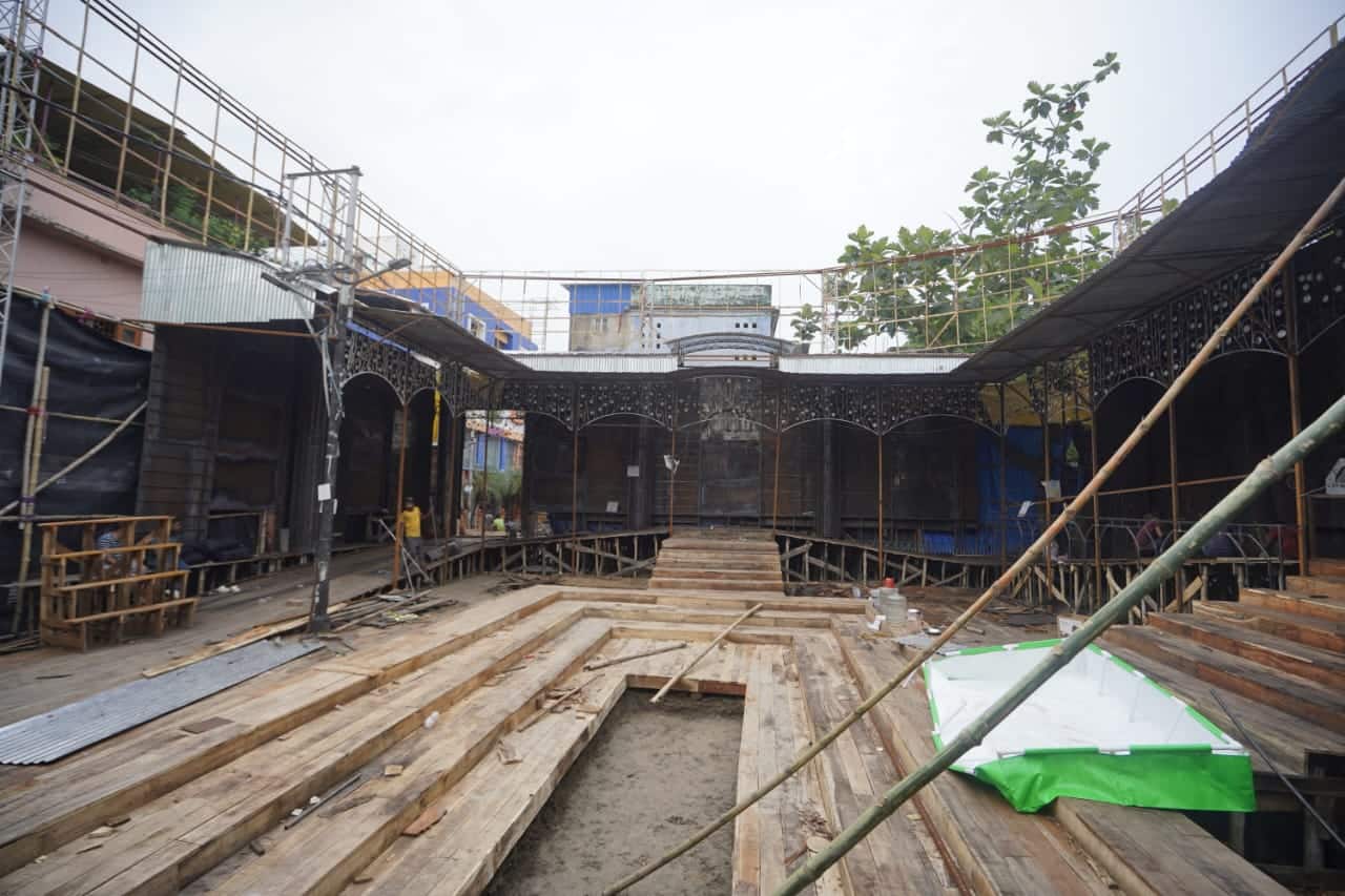 স্থানীয়দের উৎসাহ, শিল্পীর ভাবনা আর ক্লাবের নিষ্ঠা—সব মিলিয়ে ইতিমধ্যেই দক্ষিণ কলকাতার অন্যতম আকর্ষণ হিসেবে জায়গা করে নিয়েছে এই মণ্ডপ।  (এই প্রতিবেদনটি ‘আনন্দ উৎসব’ ফিচারের একটি অংশ।)