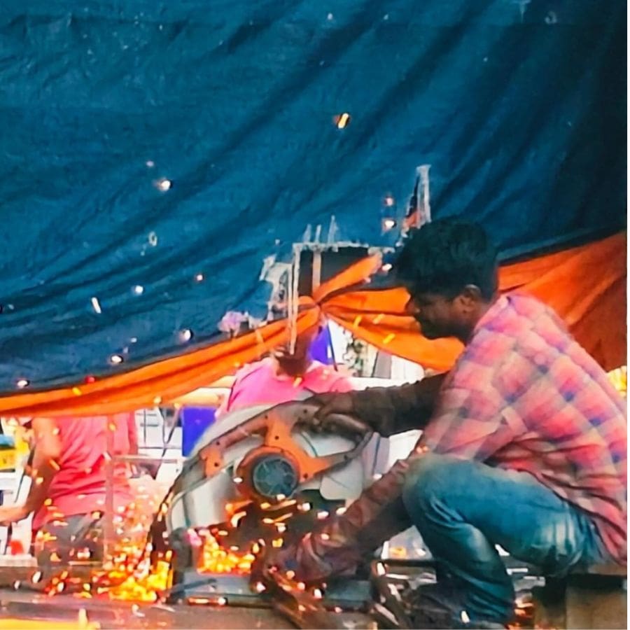 দেওয়াল জুড়ে থাকবে জলরঙের নরম ধূসর টান, মণ্ডপসজ্জায় মিলবে ওয়াশ পেইন্টিংয়ের আবেশ। 