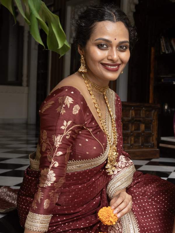 পুজোর সম্ভারে বাদামি বর্ণের শাড়ি রেখেছে ‘সুতা’। 