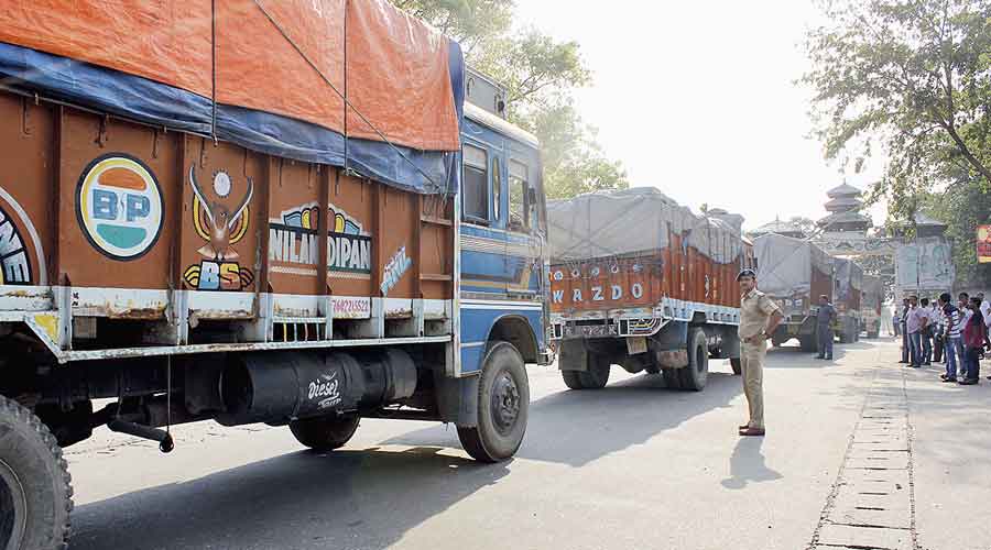 পরবর্তীতে, আগামী ২৫ সেপ্টেম্বর, অর্থাৎ তৃতীয়া থেকে কলকাতার রাস্তায় যান চলাচল নিয়ন্ত্রণ করা হবে। ওই দিন সকাল ৬টা থেকে মধ্যরাত পর্যন্ত কলকাতার রাস্তায় কোনও পণ্যবাহী গাড়ি ঢুকতে দেওয়া হবে না। একই ভাবে চতুর্থী থেকে চতুর্দশীর ভোর পর্যন্তও (দশমী থেকে চতুর্দশী পর্যন্ত প্রতিমা বিসর্জনের জন্য) পণ্যবাহী গাড়ির শহরে ঢোকার ক্ষেত্রে বিধিনিষেধ কার্যকর থাকবে।