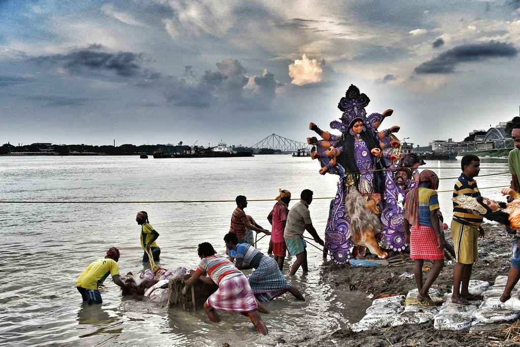 এর পাশাপাশি, প্রতিমা নিরঞ্জনের জন্য দশমী থেকে চতুর্দশীর ভোর পর্যন্ত কলকাতার রাস্তায় পণ্যবাহী গাড়ি চলাচল নিয়ন্ত্রণ করা হবে। আগামী ২ অক্টোবর দশমী। ওই দিন সকাল ৮টা থেকে পরদিন ভোর ৫টা পর্যন্ত কোনও পণ্যবাহী গাড়ি কলকাতার রাস্তায় ঢুকতে দেওয়া হবে না। একই রকম কড়াকড়ি থাকছে ৩-৫ অক্টোবরও। আগামী ৫ অক্টোবর, ত্রয়োদশীতে সকাল ৮টা থেকে পরের দিন (চতুর্দশীর) ভোর ৫টা পর্যন্ত পণ্যবাহী যান চলাচল নিয়ন্ত্রণ করা হবে। 