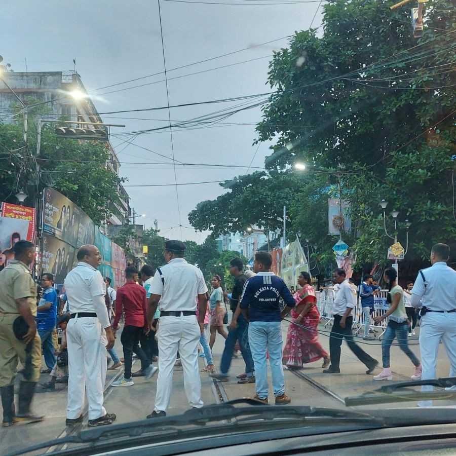 Kolkata Police Launches Special Helpline for Missing Persons and Children during Durga Puja dgtl