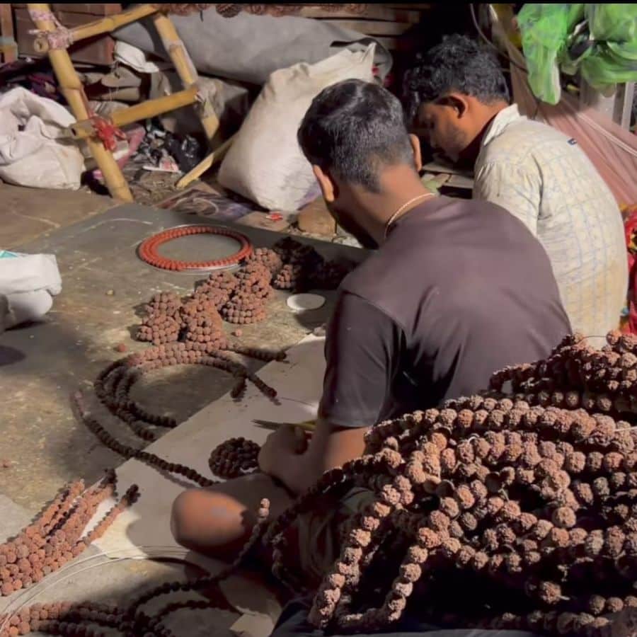 ত্রিপুরাসুরকে বধ করার সময়ে রুদ্র অর্থাৎ মহাদেবের চোখ থেকে যে জল ঝরে পড়েছিল, তা থেকেই নাকি রুদ্রাক্ষের সৃষ্টি। সেই কাহিনি ভিত্তি করেই সেজে উঠছে চেতলা অগ্রণীর মণ্ডপ।
