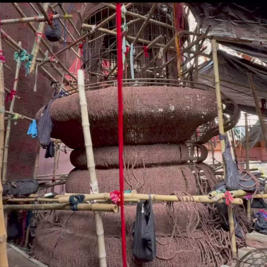 তবে লাগাতার বৃষ্টিতে মাঝে মাঝেই থেমেছে কাজ। তাই দর্শনার্থীদের জন্য দরজা খুলবে ২৪ সেপ্টেম্বর সন্ধে থেকে।