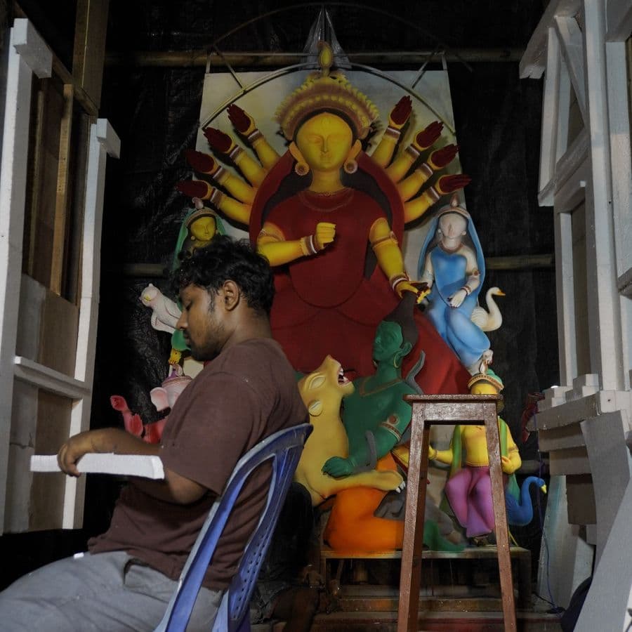 দুর্গাপুজো মানেই বাঙালির আবেগ, আনন্দ, আর নতুনকে বরণ করে নেওয়ার উৎসব। শুধু মণ্ডপ আর প্রতিমা নয়, শহর কলকাতার পুজো মানে নতুন কিছু ভাবনা, নতুন কিছু থিম। 