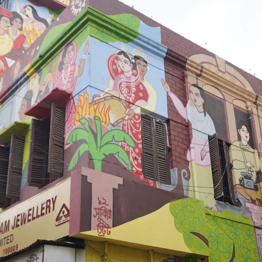 এ বছর উত্তরের সুকিয়া স্ট্রিটে বৃন্দাবন মাতৃমন্দির তাদের ১১৬তম বর্ষের দুর্গাপুজোয় হাজির এমন এক চমক নিয়ে, যা শুধু চোখ জুড়িয়ে দেবে না, মনও ছুঁয়ে যাবে।