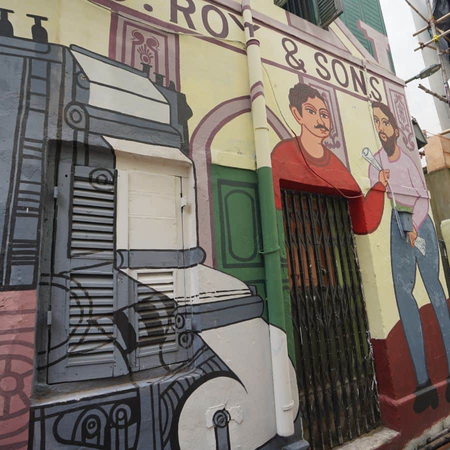 ফিকে হয়ে যাওয়া অতীত ফিরে এসেছে রঙের খেলায়। বাংলা ও বাঙালির ইতিহাস, ঐতিহ্যের সাক্ষী এই প্রাচীন সরণি এখন সেজে উঠেছে আধুনিকতার ছোঁয়ায়।