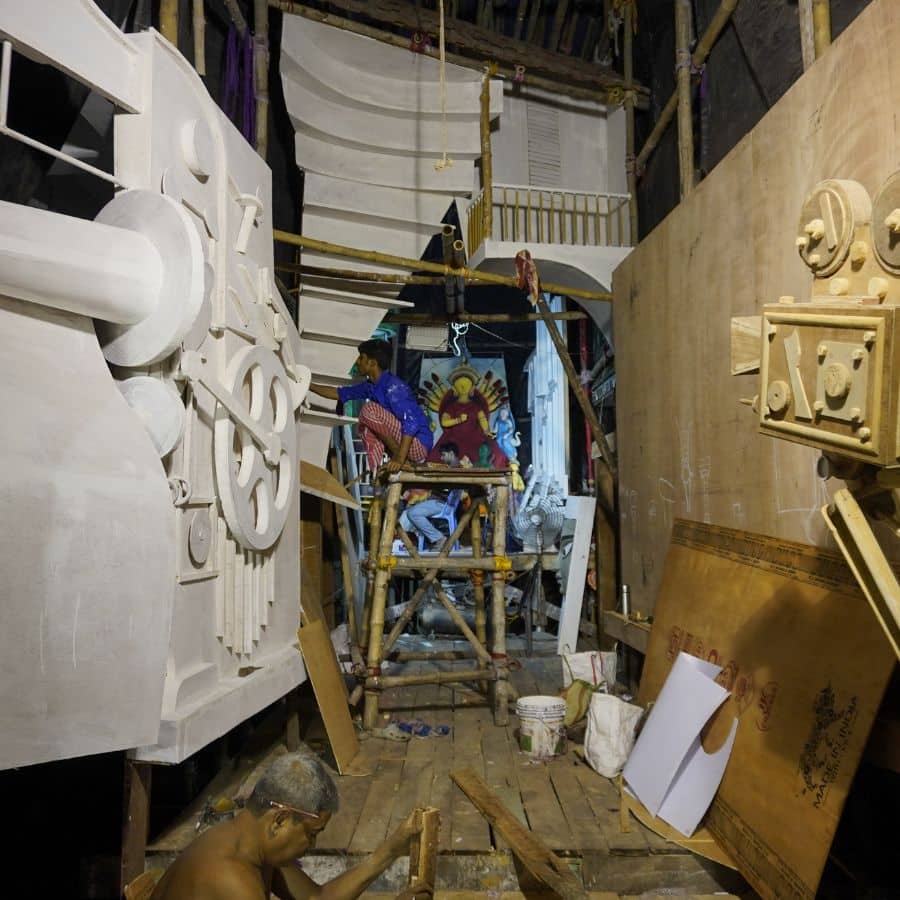 মণ্ডপের পরতে পরতে ফুটিয়ে তোলা হয়েছে রামমোহন এবং বিদ্যাসাগরের স্মৃতি।