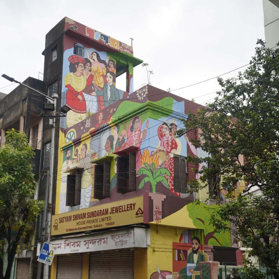 শিবেন্দু আরও যোগ করলেন, “এই সুকিয়া স্ট্রিটেই ঈশ্বরচন্দ্র বিদ্যাসাগর প্রথম বিধবা বিবাহ প্রচলন করেছিলেন। এক দিকে রাজা রামমোহন রায়ের বাড়ি, অন্য দিকে বাংলার রেনেসাঁর অন্যতম পথিকৃৎ বেথুন স্কুলের জন্মও কিন্তু এই সুকিয়া স্ট্রিটেই। এই সব কিছু মিলিয়েই এ বারে আমাদের নবজাগরণের থিম।”