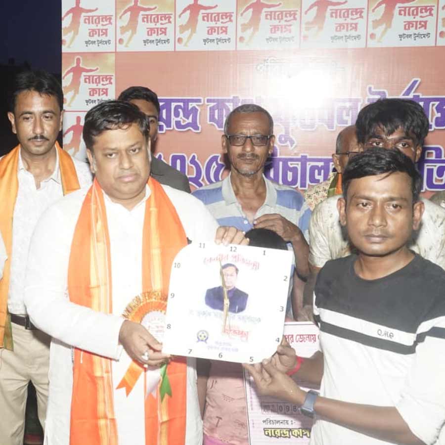 বালুরঘাটে  ‘নরেন্দ্র কাপ’ ফুটবল প্রতিযোগিতার পুরস্কার বিতরণী অনুষ্ঠানে সুকান্ত মজুমদার।