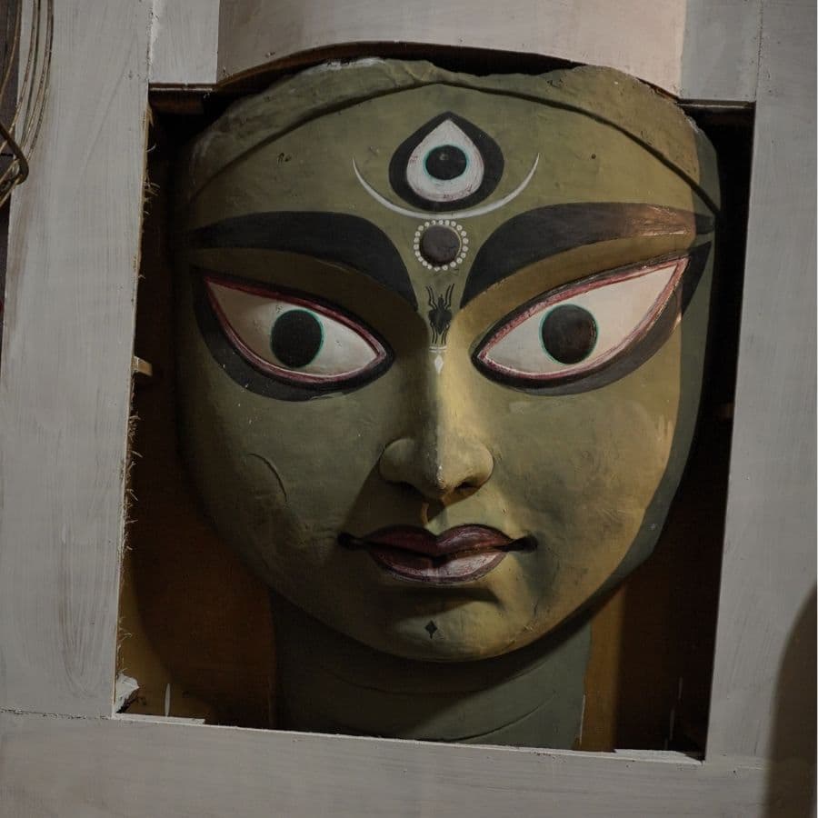 মণ্ডপ আর প্রতিমা তৈরির দায়িত্বে রয়েছেন শিল্পী ইন্দ্রজিৎ রায় এবং প্রতিমাশিল্পী কৃষাণু পাল। তাঁদের ভাবনাতেই সেজে উঠছে পুজো।