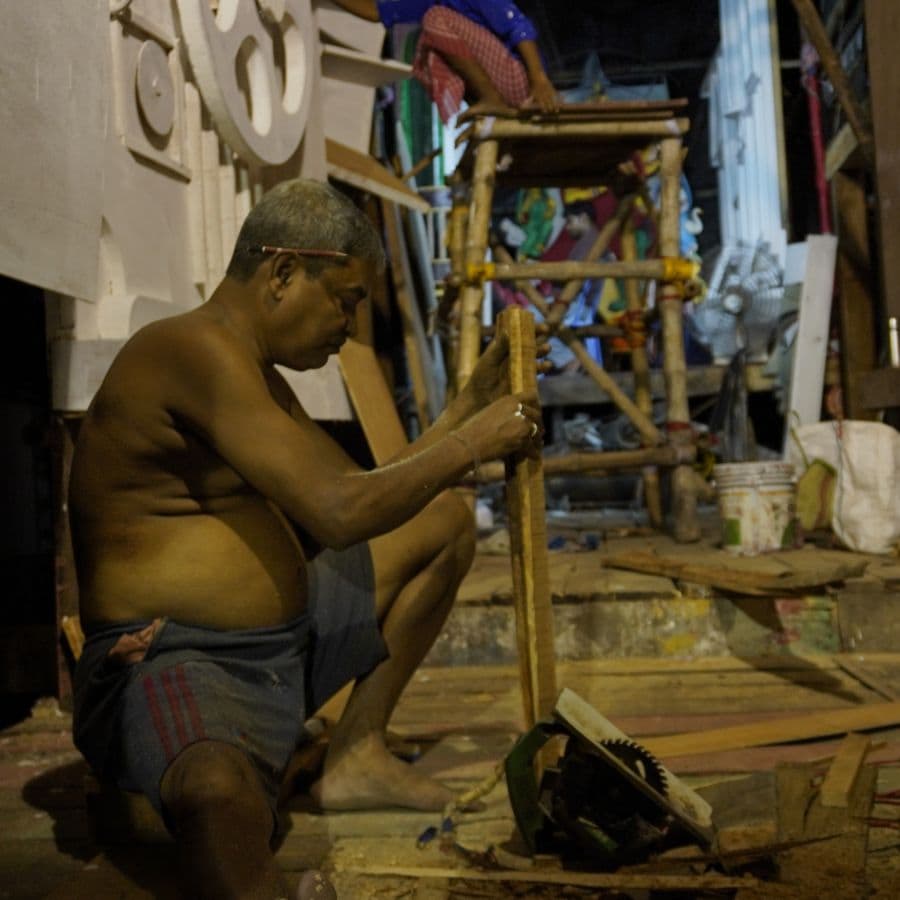 মূলত প্লাইউড আর রং ব্যবহার করে এই শিল্পকর্ম ফুটিয়ে তোলা হচ্ছে। ঐতিহ্য আর আধুনিকতার দারুণ এক মিশেল বলা যায়।  (এই প্রতিবেদনটি ‘আনন্দ উৎসব’ ফিচারের একটি অংশ)। 