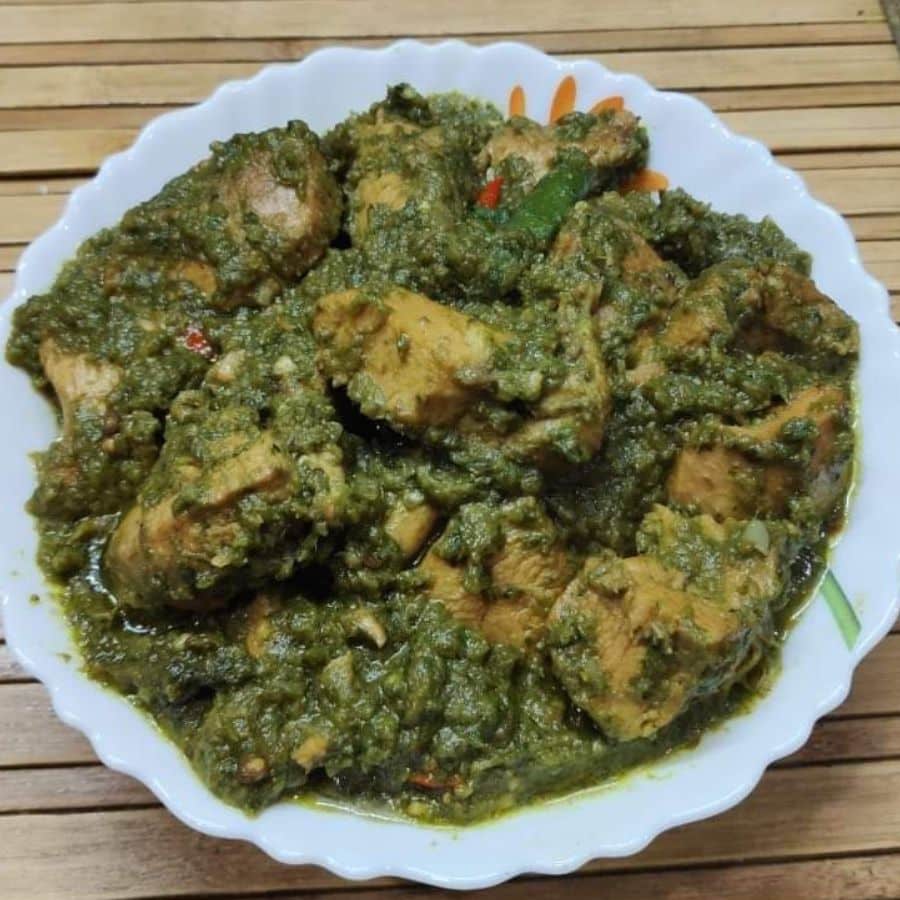 এই পদটি মূলত উত্তম কুমারের বাড়িতেই তৈরি হত। এটি এমন একটি রেসিপি, যা বাঙালির চিরন্তন রান্নার ঘরোয়া স্বাদ বহন করে। অতিরিক্ত মশলার বদলে কেবল কাঁচা লঙ্কার ঝাল এবং মুরগির নিজস্ব স্বাদই এই পদের মূল আকর্ষণ। অভিনেতা তাঁর কাজের ফাঁকে বা ছুটির দিনে এই পদটি খুব উপভোগ করতেন।