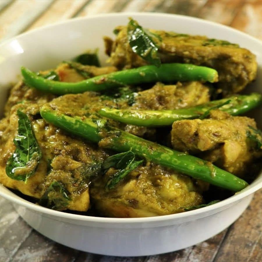 উত্তম কুমারের শতবর্ষ পূর্তির দোরগোড়ায় দাঁড়িয়ে আপনি চাইলে সহজেই এ বার পুজোর ভোজের পাতে এই লঙ্কা মুরগি রাখতে পারেন। কারণ, এই রেসিপিটি খুবই সহজ এবং তুলনামূলক ভাবে কম উপকরণে তৈরি করা যায়।