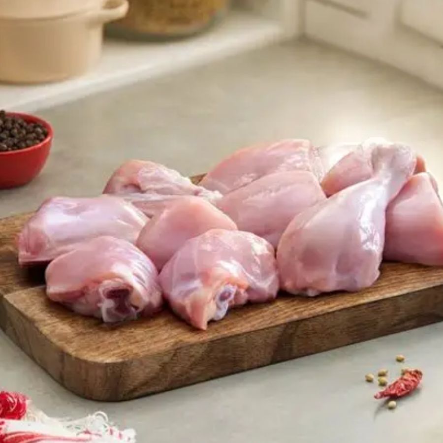  উপকরণ:  মুরগির মাংস (হাড় ছাড়া) – ৫০০ গ্রাম, ছোট টুকরো করে কাটা,  পেঁয়াজ কুচি – ২-৩টি (বড়),  রসুন বাটা – ১ চামচ, আদা বাটা – ১ চামচ,  কাঁচা লঙ্কা – ৮-১০টি (ঝাল অনুযায়ী কম-বেশি করা যেতে পারে),  হলুদ গুঁড়ো – ১ চামচ,  লঙ্কা গুঁড়ো – ১ চামচ,  জিরে গুঁড়ো – ১ চামচ,  গরম মশলা গুঁড়ো – ১/২ চামচ,  সর্ষের তেল – ৪-৫ চামচ,  নুন – স্বাদ মতো,  চিনি – ১/২ চামচ ।  