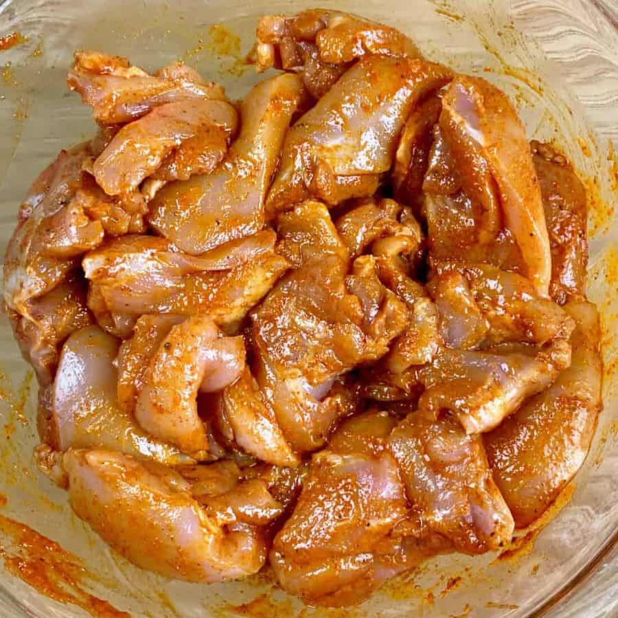 প্রস্তুত প্রণালী:  ১. প্রথমে মুরগির মাংসের টুকরোগুলি নুন, হলুদ গুঁড়ো এবং সামান্য লঙ্কা গুঁড়ো দিয়ে মেখে ৩০ মিনিট রেখে দিন।