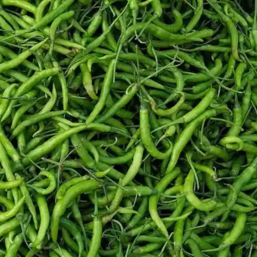 ২. কাঁচা লঙ্কাগুলি মাঝখান থেকে চিরে রাখুন।