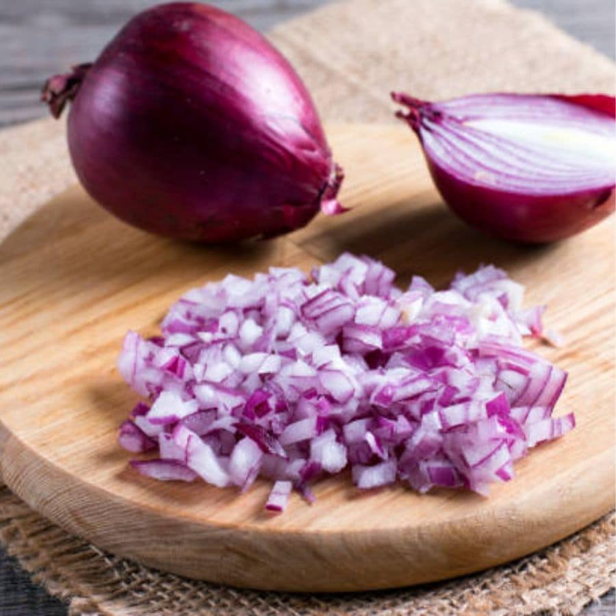 ৩. কড়ায় সর্ষের তেল গরম করে তাতে পেঁয়াজ কুচি দিয়ে সোনালি রং ধরা পর্যন্ত ভাজুন।