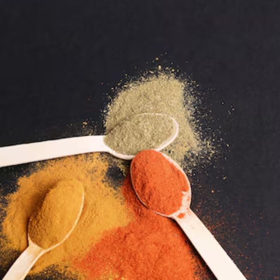 ৫. এ বার মশলার মধ্যে জিরে গুঁড়ো, হলুদ গুঁড়ো, লঙ্কা গুঁড়ো এবং সামান্য জল দিয়ে আরও কিছু ক্ষণ কষান।