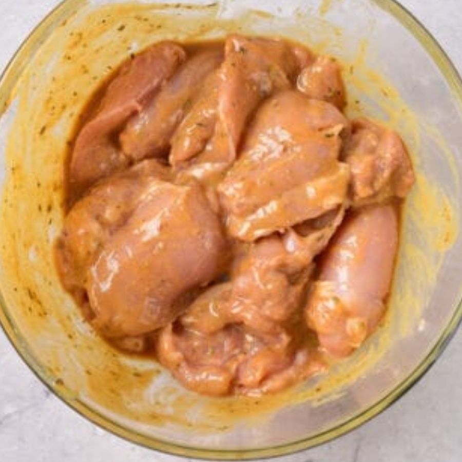 ৬. মশলা থেকে তেল ছেড়ে এলে ম্যারিনেট করা মাংস দিয়ে ভাল করে মিশিয়ে নিন। মাঝারি আঁচে ১০-১৫ মিনিট কষান।