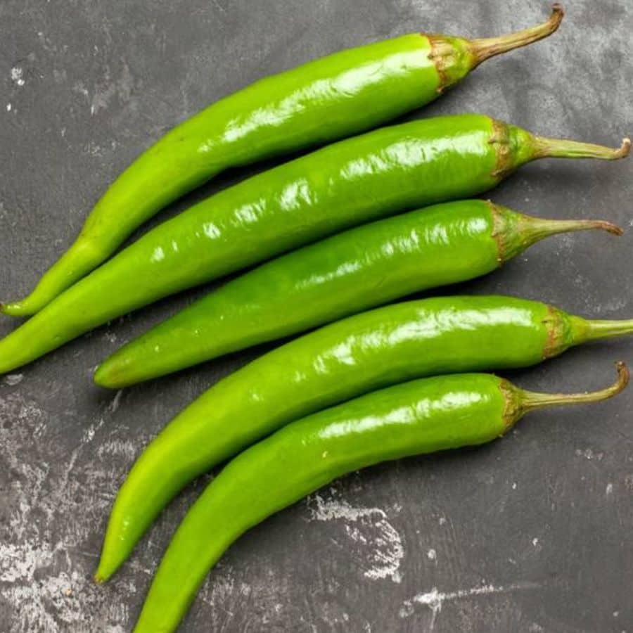 ৭. এর পরে চিরে রাখা কাঁচা লঙ্কা এবং স্বাদ অনুযায়ী নুন ও চিনি দিয়ে দিন।