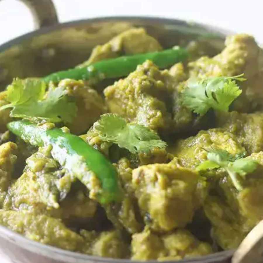 ৮. কড়া ঢেকে দিন এবং আঁচ একদম কমিয়ে দিন। মাংস থেকে জল বার হবে, তাতেই তা সেদ্ধ হবে। যদি মনে হয় জল কম, তা হলে সামান্য গরম জল দিতে পারেন।