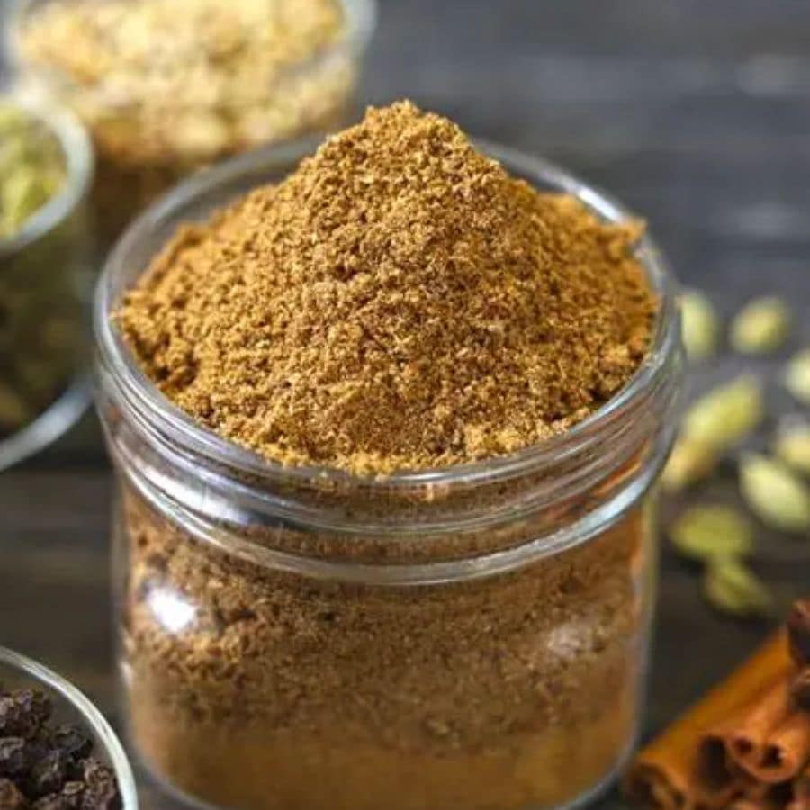 ৯. মাংস সেদ্ধ হয়ে গেলে এবং ঝোল ঘন হয়ে এলে গরম মশলা গুঁড়ো ছড়িয়ে নামিয়ে নিন।