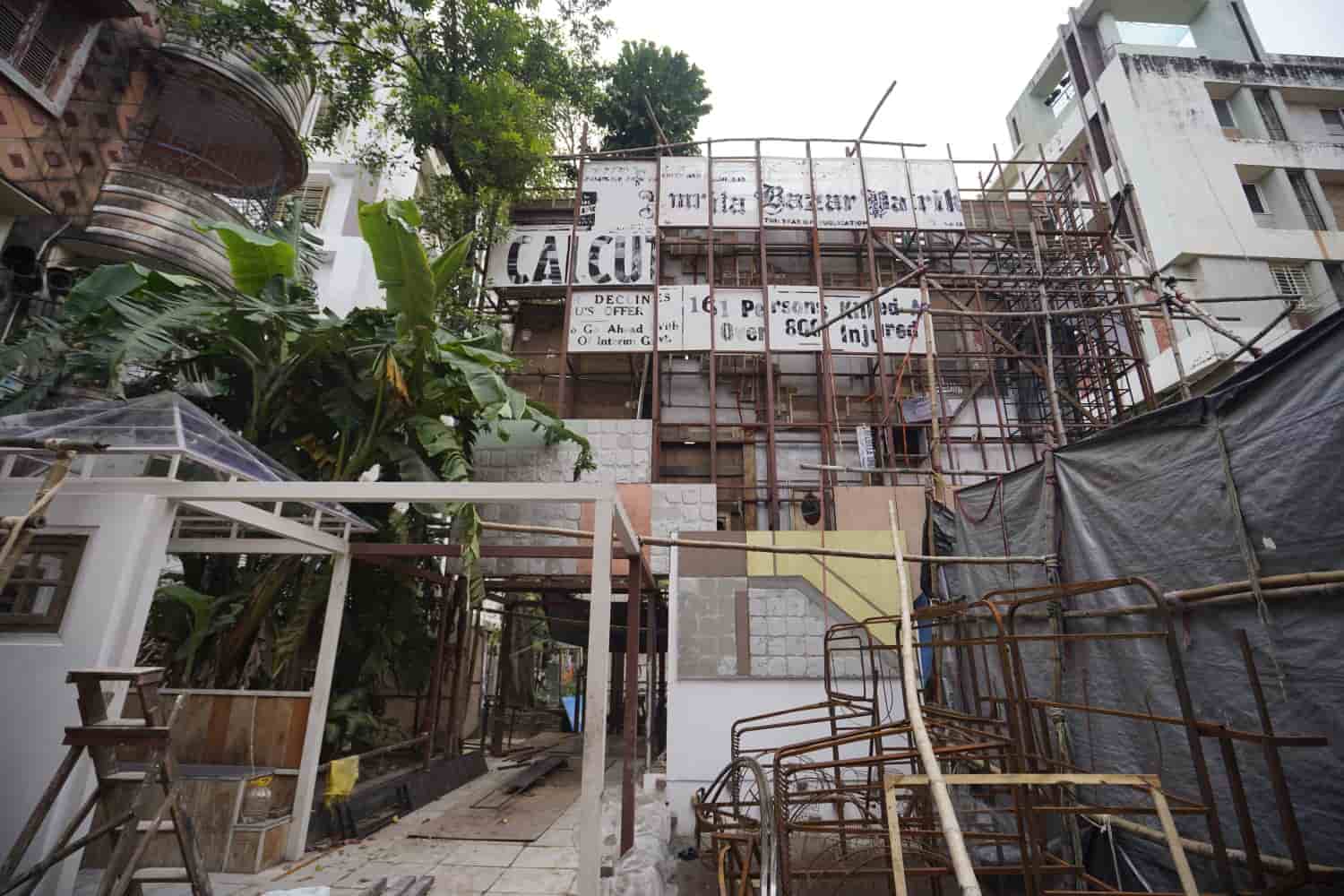 ১। ১৯৪৬ সালের কথা। তখনও দেশে বহাল ব্রিটিশ শাসন। সঙ্গে দোসর শহরে হিন্দু-মুসলিম দাঙ্গা। 