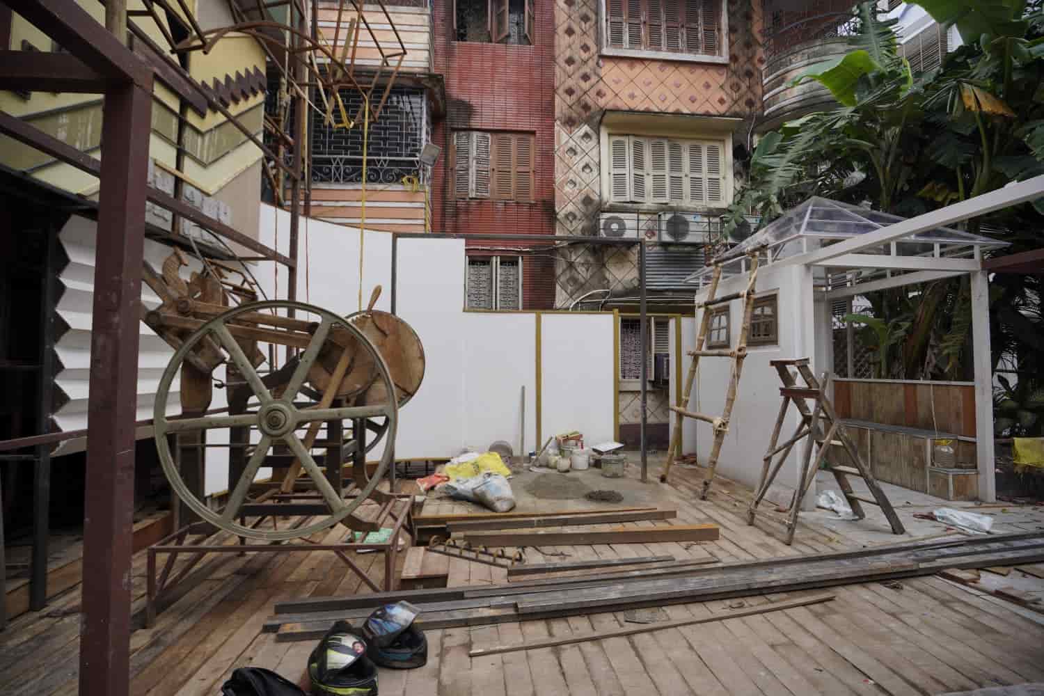 ৩। সম্প্রীতির বার্তা ছড়ানোর পাশাপাশি সেই সময়ে প্রচুর ত্রাণের কাজও চালানো হয়। এক এক করে যুক্ত হন বহু স্বাধীনতা সংগ্রামীরাও। ঠিক হয়, দুর্গাপুজো হবে। 