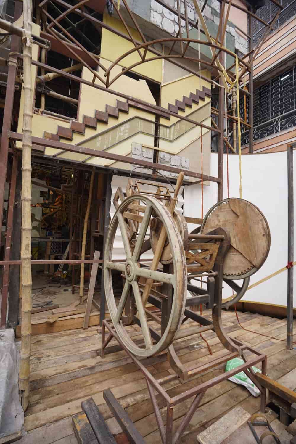 ৮। বাঁশ, কাঠ, লোহা, প্লাইউড-সহ নানা জিনিসের মিশেলে গড়ে ওঠা মণ্ডপসজ্জার ভিতরে ঢুঁ দিলেই দেখা মিলবে টাইপ রাইটার, বড় লরি এমং প্রেস যন্ত্রের ছবিও। 