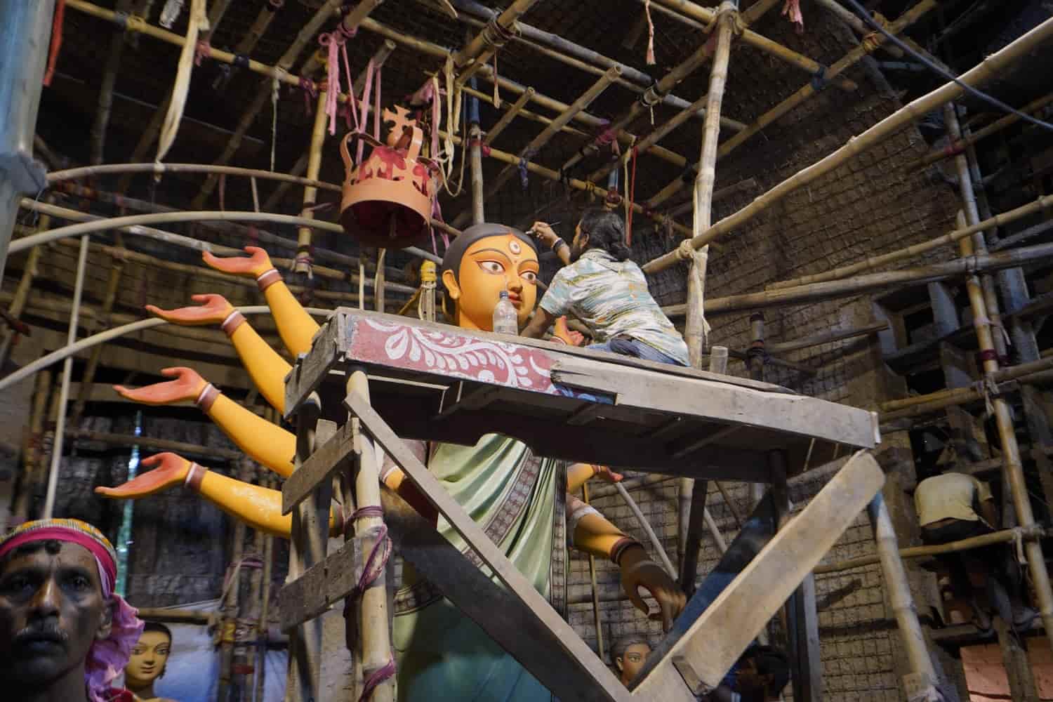 ৭। তিনি যোগ করেন, “৮০ বছর আগের দুর্গাপুজোকেই তুলে ধরা হচ্ছে এ বার। সেই প্রেক্ষাপটে আমরা যে ভাবে আমাদের সেবামূলক কাজ চালিয়ে গিয়েছি, তারই ঝলক ফুটে উঠবে এখানে। ভাবনায় শিল্পী প্রদীপ দাস। প্রতিমা শিল্পী পিন্টু সিকদার।”  