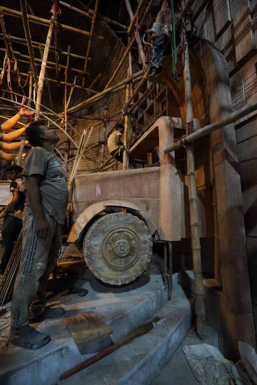 ১০। জানেন কি আজকের দিনে যেখানে সমাজসেবী সংঘ দাঁড়িয়ে রয়েছে, সেখানে এক সময়ে ছিল তিন তিনটি মিলিটারি ক্যাম্প। ফলে স্বাভাবিক ভাবেই মিলিটারিদের যাতায়াতের জন্য সেই জায়গা দিয়ে সারা দিন ধরে চলত একের পর এক বিশালাকার লরি।