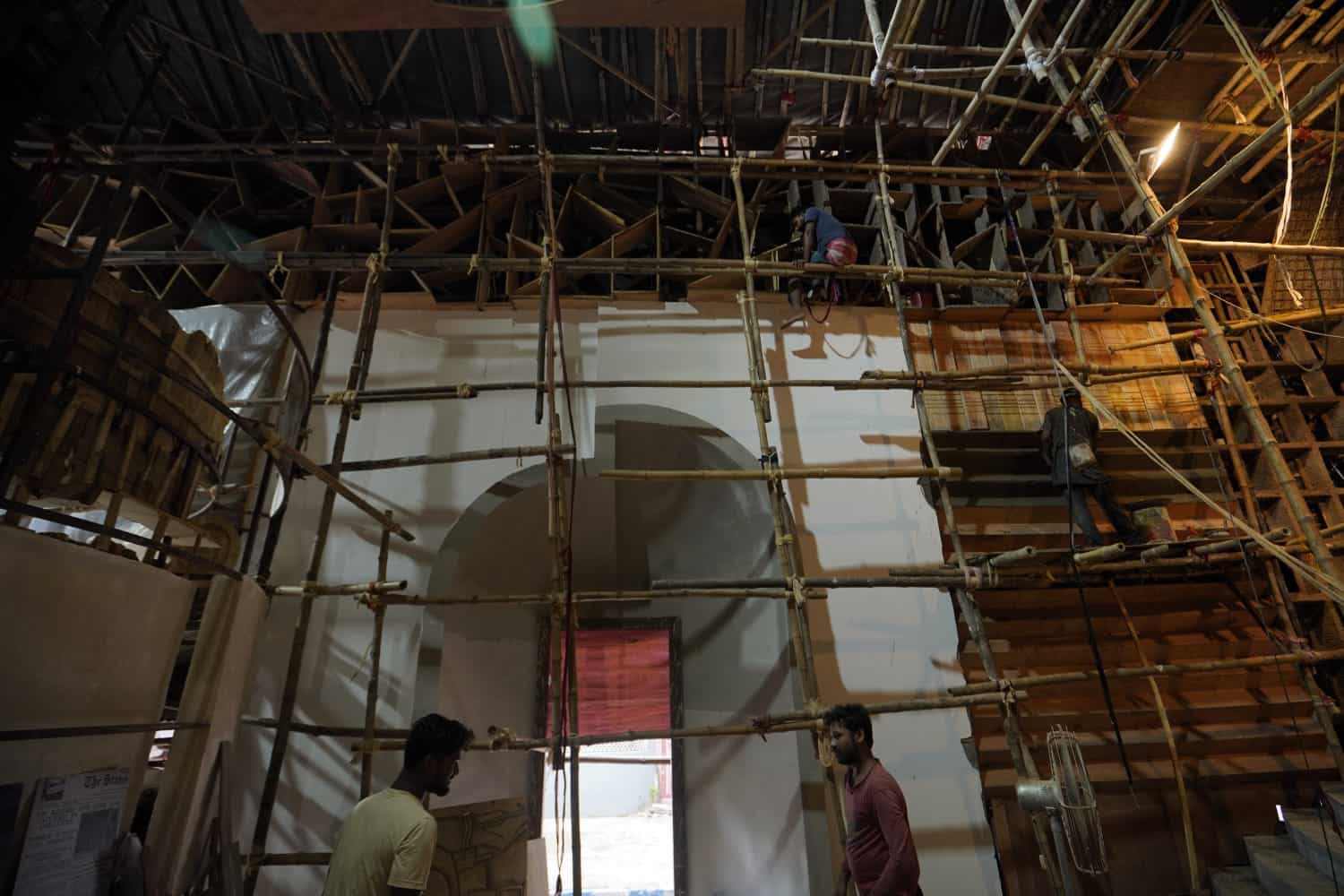 ৬। কমিটির সাধারণ সম্পাদক অরিজিৎ মৈত্র বলেন, “১৯৪৬ সাল থেকে আমাদের সেবামূলক কাজের শুরু। স্বাধীনতা সংগ্রামের সঙ্গে সক্রিয় ভাবে জড়িয়ে থাকা মানুষেরাই উপদেশ দিয়েছিলেন পুজো করার। যাতে সাম্প্রদায়িক সম্প্রীতি রক্ষা পায় এবং একই ভাবে ত্রাণকার্যও চালিয়ে যাওয়া সম্ভব হয়।” 