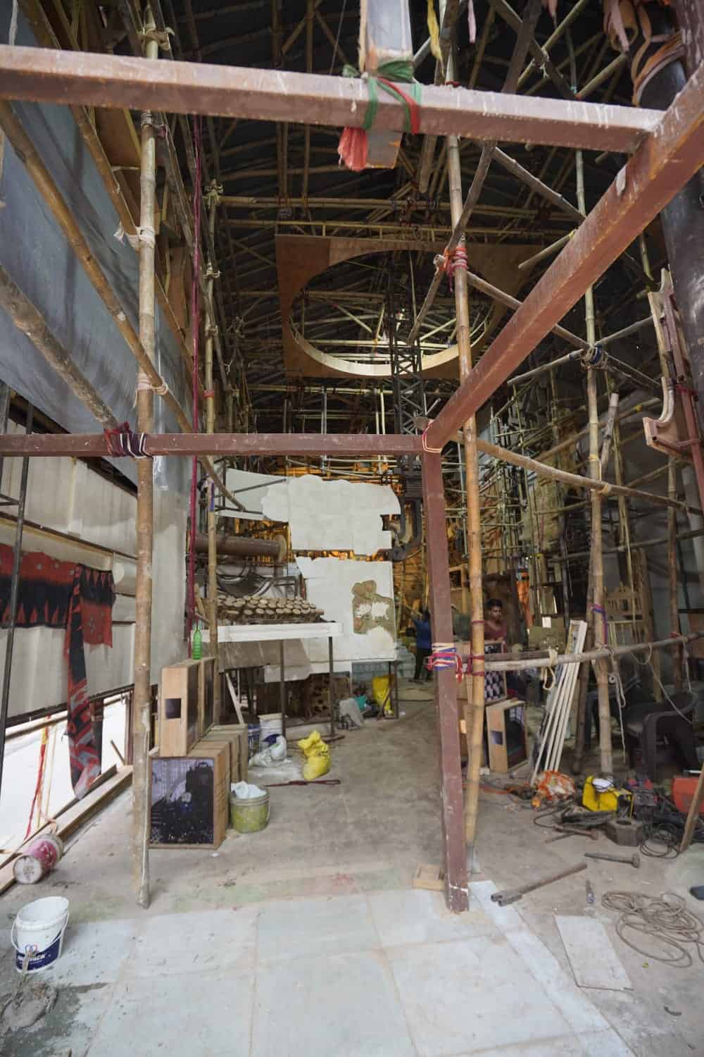 ১১। দক্ষিণ কলকাতায় এসে এক বার এই পুজো মণ্ডপে ঘুরে গেলে দেখা পেয়ে যাবেন এই সব কিছুরই। ( এই প্রতিবেদনটি ‘আনন্দ উৎসব’ ফিচারের একটি অংশ। )   