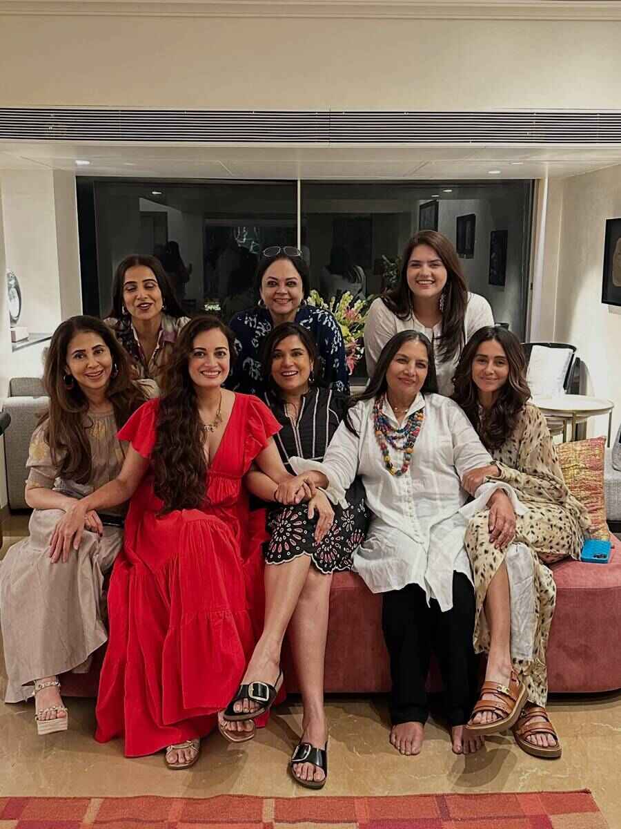 শাবানা আজ়মিকে ঘিরে ‘গার্লস গ্যাং’।