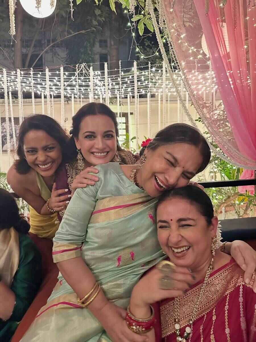 হাসির বাঁধ ভেঙেছে দিয়া মির্জ়া, শাবামা আজ়মি,দিব্যা দত্তের।