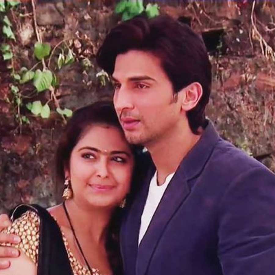 এ সব গুজব যখন থেকে শুরু হয়, তখন তাঁর বয়স মোটে ১৩, আর মণীশের ৩২। সুতরাং এত বয়সের ফারাকে কোনও সম্পর্ক তৈরিতে তাঁরা কেউই আগ্রহী নন বলে প্রকাশ্যে জানিয়েছিলেন অবিকা। সংবাদমাধ্যমে তাঁদের দু’জনকে নিয়ে মুচমুচে রসালো প্রতিবেদন দেখলে নিছক মজা অনুভব করতেন বলে জানিয়েছেন অবিকা।