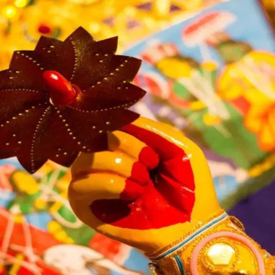 সুদর্শন চক্র - ত্রিদেবের অন্যতম, বিষ্ণু দেবীকে যে অস্ত্র প্রদান করেছিলেন, তা হল সুদর্শন চক্র। যা সর্বদা ঘূর্ণায়মান। অর্থাৎ, এই চক্র সময় তথা কাল ও গতিশীলতার প্রতীক। এই চক্র দেবীর আঙুলকে কেন্দ্র করে সর্বদা ঘুরতে থাকে। যার থেকে প্রমাণিত হয় যে, বিশ্ব সংসারে যা কিছু ঘটছে, তার কেন্দ্রে রয়েছেন আদ্যাশক্তি স্বয়ং!