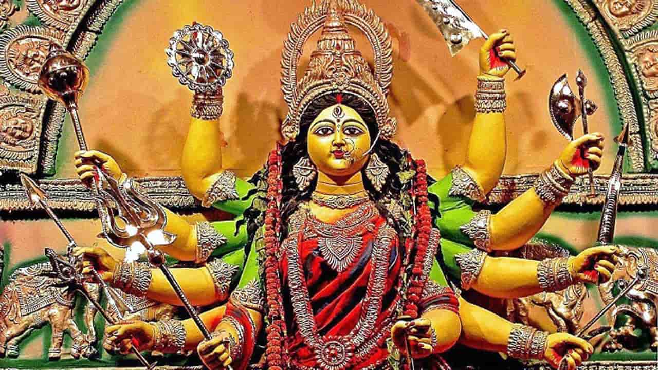 তরবারি - এটি একটি ধারালো অস্ত্র। যে অস্ত্র দেবী পেয়েছিলেন সিদ্ধিদাতা গণেশের কাছ থেকে। গণপতি যেমন বুদ্ধি ও সিদ্ধি প্রদান করেন, তেমনই তাঁর প্রদান করা তরবারিও ক্ষুরধার বুদ্ধি ও জ্ঞানের প্রতীক। যা অজ্ঞানতার অন্ধকারকে ছিন্নবিচ্ছিন্ন করে দেয়।