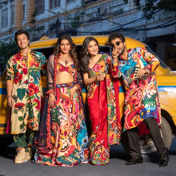 রুপোলি দুনিয়ায় নাকি বন্ধু বিরল। বাংলার তরুণ প্রজন্মের তারকাদের সমাজমাধ্যম দেখে কিন্তু তা মনে হয় না। সত্যিই কি তাই? বন্ধুত্ব থেকে পুজোর আড্ডা— সেইমতো টলিপাড়ার চার তরুণ তুর্কি শহরের এক বিলাসবহুল হোটেলে। একটা দিন খাওয়াদাওয়া এবং আড্ডা সহযোগে ফোটোশুটে তৈরি হল ভিন্ন রসায়ন।