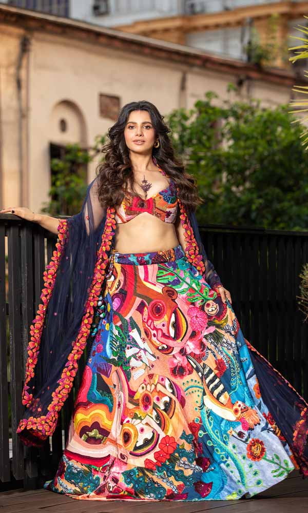 সারা বছর ব্যস্ততার মধ্যে কাটে অঙ্গনার। কিন্তু পুজোর সময়ে বন্ধুদের সঙ্গে আড্ডা দেওয়া চাই-ই চাই। অঙ্গনার কথায়, ‘‘পুজোর সময়ে বাইরে থেকে বন্ধুরা কলকাতায় আসে। তাদের সঙ্গেই মূলত সময় কাটে।’’ 