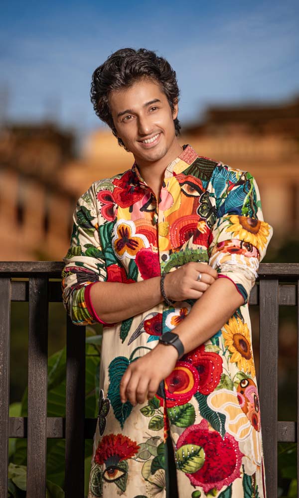 সাজতে ভালবাসেন আরিয়ান। তাঁর মতে, যেখানে যে পোশাক প্রয়োজন তা পরা উচিত। কনফিডেন্ট না হলে সেই পোশাক পরতেও পছন্দ করেন না আরিয়ান। উৎসবের দিনে পাঞ্জাবিও তাঁর অন্যতম পছন্দের পোশাক। ঘিয়ে রঙের উপর ফ্লোরাল প্রিন্টের পাঞ্জাবি পরে বললেন, ‘‘আগে এই ভাবে কখনও সাজিনি। নিজেকে অন্য ভাবে দেখে ভাল লাগছে।’’