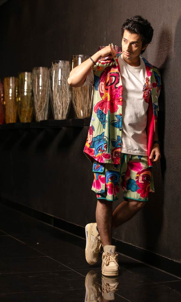 বন্ধুরা পুজোয় শহরে ফিরলে তাঁদের সঙ্গে দেখা করা এবং খাওয়াদাওয়া সারার জন্য সারা বছর মুখিয়ে থাকেন আরিয়ান। সময়ের বেড়াজাল নেই। কয়েকটি দিন নিজের মতো করে কাটানো। অভিনেতার কথায়, ‘‘পুজোর গন্ধ এবং পরিবেশের এনার্জির সঙ্গে কোনও কিছুর তুলনা চলে না।’’