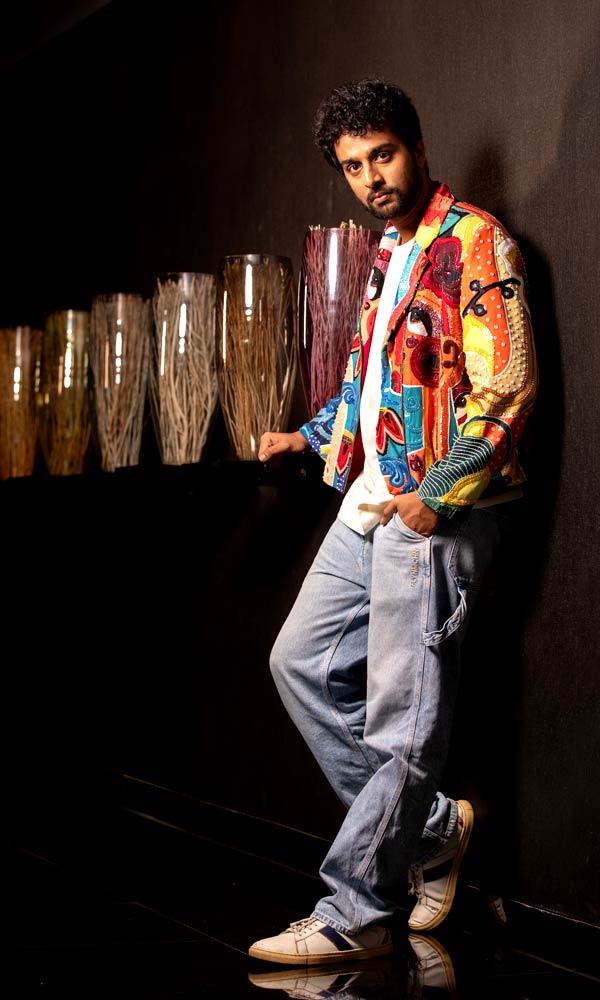 আপাত গম্ভীর। তবে সৌম্য যে আড্ডা দিতে পছন্দ করেন, তা স্পষ্ট হল। সারা বছর পুজোর দিনগুলির জন্য মুখিয়ে থাকেন তিনি। পুজোর আড্ডাও তাঁর কাছে গুরুত্বপূর্ণ। বাড়ি ফেরার তাড়া নেই, অভিভাবকদের কড়াকড়ি নেই। পুজোর চারটে দিন নিজের মতো কাটানোর সুযোগকে ভিন্ন স্বাধীনতা হিসেবেই দেখতে চান সৌম্য।