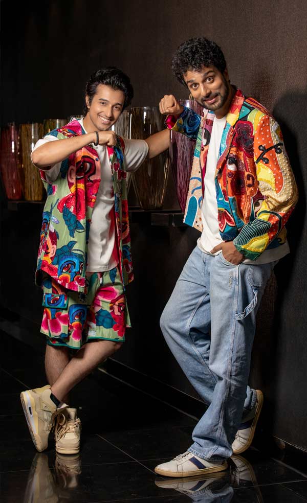 আরিয়ান এবং সৌম্য একে অপরকে দীর্ঘ দিন চেনেন। কাজের ব্যস্ততার ফাঁকেও তাঁদের যোগাযোগ অটুট। পুজোর আগে একটা দিন একসঙ্গে কাটাতে পেরে খোশগল্পে মাতলেন তাঁরা। পুজো পরিকল্পনা ছাড়াও ভবিষ্যৎ কাজ নিয়েও কথা বললেন। দু’জনের রসায়ন ছবিতেও স্পষ্ট। 