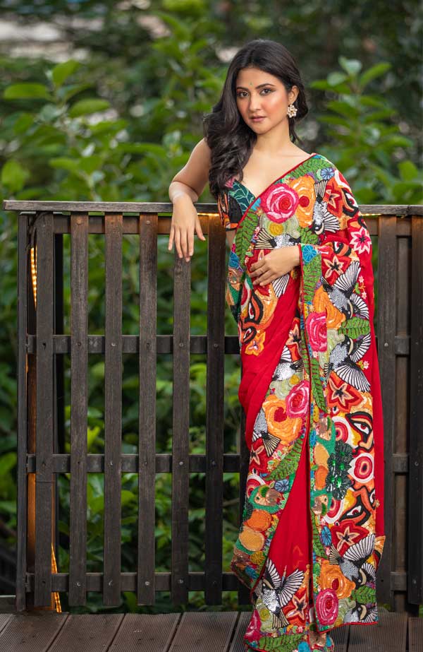 ফ্যাশন নিয়ে বিশেষ একটা মাথা ঘামান না ঐশ্বর্য। কেউ যদি তাঁর পোশাক নিয়ে কনফিডেন্ট থাকেন, তা হলে সেটাই তাঁর ব্যক্তিগত ফ্যাশনের সংজ্ঞা হয়ে উঠতে পারে বলে মনে করেন তিনি। তবে কেতাদূরস্ত জিনিসপত্র বা পোশাক তাঁর পছন্দের। উল্লেখ্য, উৎসবের দিনে শাড়ি বিশেষ পছন্দ ঐশ্বর্য।