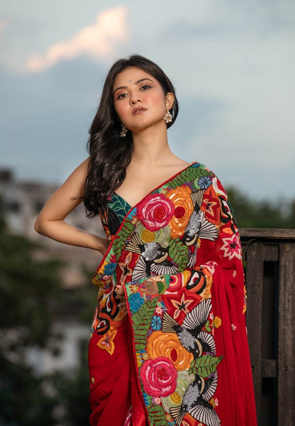 সারা বছরের দেখা-সাক্ষাতের সঙ্গে পুজোর আড্ডার বিশেষত্ব ঐশ্বর্যের কাছে ভিন্ন। কারণ, পুজোয় দেখা করার নেপথ্যে সাজেরও প্রসঙ্গ আসে। ঐশ্বর্যের কথায়, ‘‘অষ্টমীতে শাড়ি হলে নবমীতে ওয়েস্টার্ন। বন্ধুরাই ঠিক করে নিই পুজোর সাজের থিম।’’ পাশাপাশি, নির্দিষ্ট দিনে পোশাকের বিষয়ভাবনায় থাকে রং। সারা বছর আড্ডার জন্য ক্যাফে থাকলেও পুজোর দিনে মণ্ডপই হল তাঁর আড্ডা এবং ছবি তোলার গন্তব্য।