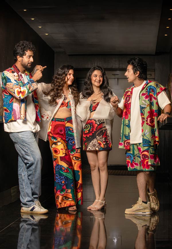 তরুণ প্রজন্মের আড্ডার ভাষা সময়ের সঙ্গে বদলেছে। সমাজমাধ্যমে সংযুক্ত সম্পর্ক যে মুখোমুখি অন্য রূপ নেয় তা স্বীকার করে নিলেন চার তারকা। শুটের ফাঁকে তাই এক মুহূর্ত তাঁরা নষ্ট করতে রাজি নন। গল্প-আড্ডায় উঠে এল অগ্রিম পুজো পরিকল্পনার প্রসঙ্গ। ঠাট্টা-মশকরায় পরিবেশ জমাটি হতেই ফিরলেন পরিবর্তী শটে।  