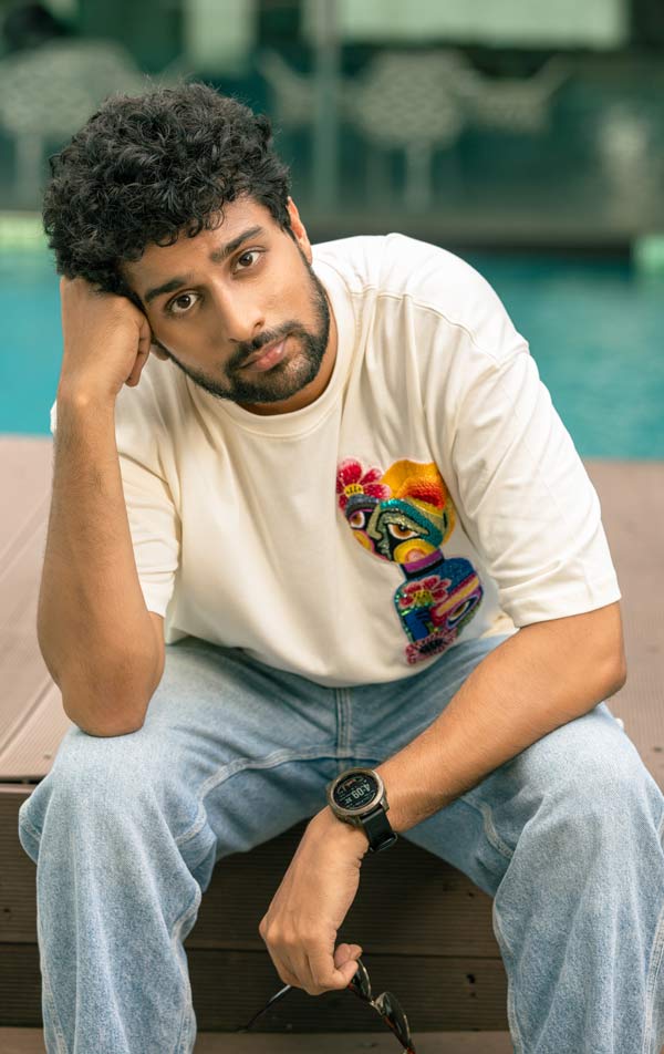 ফোটোশুট শেষ হয়ে আসছে এবং সৌম্যের মনখারাপও বাড়ছে। তিনি বলছিলেন, ‘‘আবার কাজে ফেরার তাড়া। এ রকম একটা দিন শেষ হতে চলল ভেবেই খারাপ লাগছে।’’ বন্ধুদের বাইরে পুজোয় তাঁর কী কী পরিকল্পনা? সৌম্য হেসে বললেন, ‘‘ঘুমোনো, সিনেমা-ওয়েব সিরিজ় দেখা এবং পরিবারকে সময় দেওয়া।’’