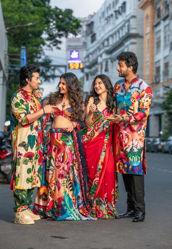 সকাল থেকে হোটেলবন্দি থেকে প্রত্যেকেই ক্লান্ত। কেমন হয়, খোলা বাতাসে কিছু ক্ষণ সময় কাটালে। পরিকল্পনা চার বন্ধুর। ব্যস্ত পার্ক স্ট্রিটে সন্ধ্যা নামতে খুব বেশি দেরি নেই। ঝলমলে পোশাকে রাস্তায় নেমে এলেন চার তারকা। ক্যামেরার সামনে দাঁড়ানোর আগে পুজোয় যেন সময় করে দেখা হয়, সেইমতো কথাও দিয়ে রাখলেন একে অপরকে।